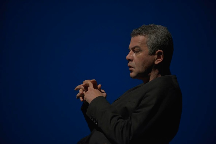 Nebojša Glogovac kao Hamlet u istoimenoj predstavi Aleksandra Popovskog