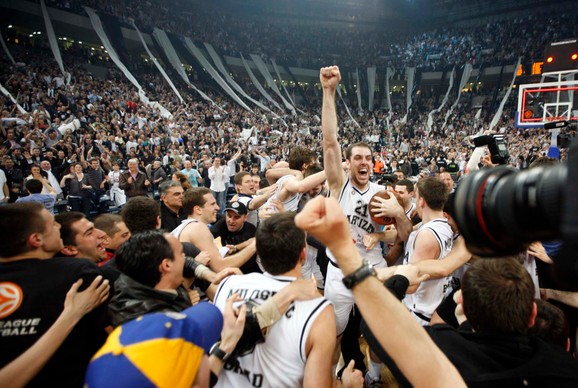 Slavlje igrača KK Partizan posle pobede nad Makabijem i plasmana na F4 Evrolige