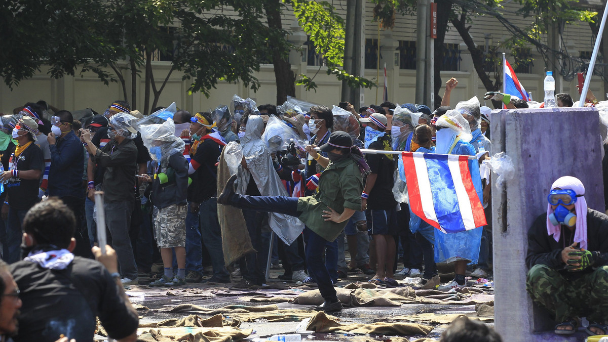 Do kolejnych starć tajlandzkiej policji z antyrządowymi manifestantami doszło w poniedziałek rano w Bangkoku. Siły porządkowe, podobnie jak w weekend, użyły gazu łzawiącego przeciwko protestującym, którzy okupowali siedzibę rządu, domagając się jego ustąpienia.