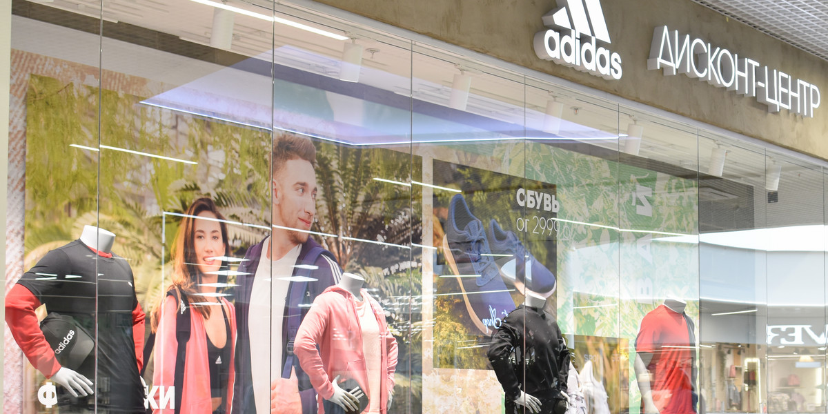 Sklep marki Adidas w Kirowie w Rosji w 2021 r.