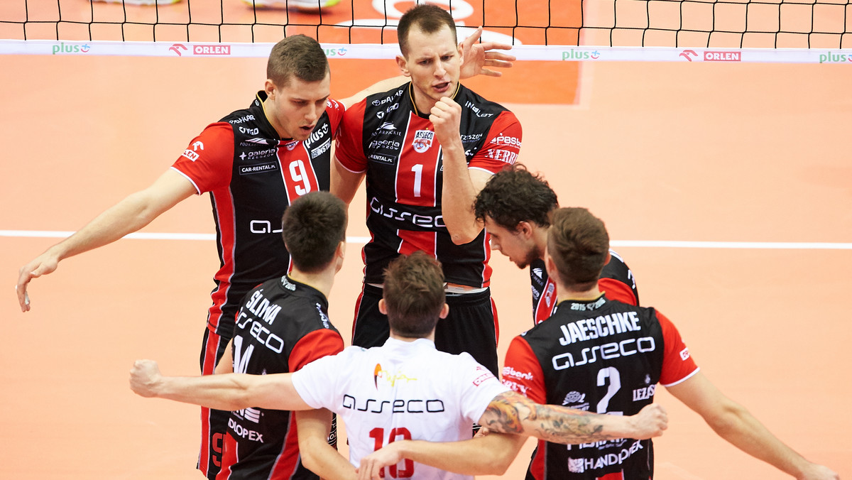 Asseco Resovia Rzeszów ograła Lotos Trefl Gdańsk 3:0 (25:23, 25:20, 25:20) w rozegranym awansem spotkaniu 26. kolejki PlusLigi. Teraz to, kto zagra w finale PlusLigi z ZAKSĄ Kędzierzyn-Koźle, zależy od PGE Skry Bełchatów. Ta pokonała w środę Indykpol AZS Olsztyn 3:0.