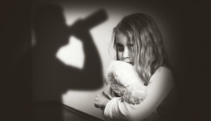 Generacijska trauma je nevidljivi emocionalni teret koji se godinama uvija u svest potomaka