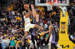 Jeremy Sochan zdobył 16 punktów, miał pięć zbiórek, trzy asysty i dwa przechwyty [WIDEO]