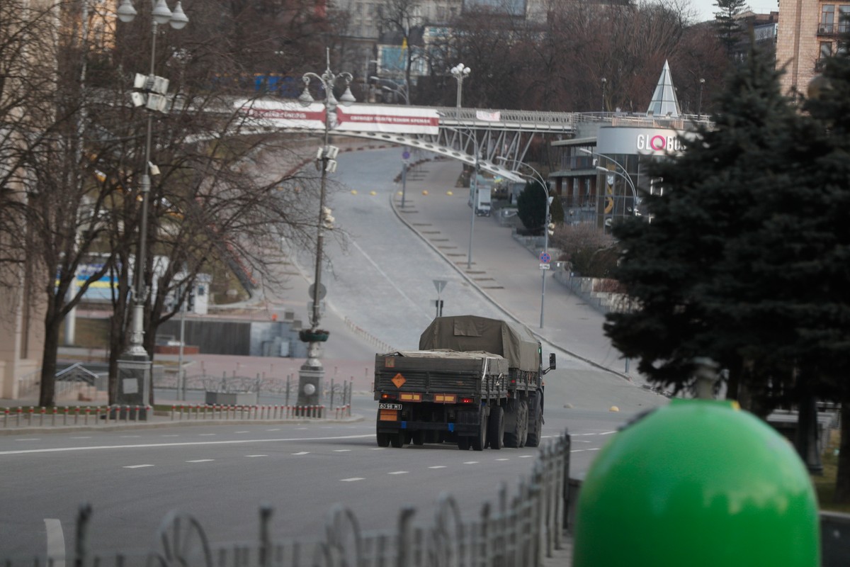 epa09784711 A general view of the empty Independence Square in Kiev, Ukraine, 25 February 2022. Russian troops launched a major military operation on Ukraine on 24 February, after weeks of intense diplomacy and the imposition of Western sanctions on Russia aimed at preventing an armed conflict in Ukraine. Martial law has been introduced in Ukraine, explosions are heard in many cities, including Kiev. EPA/ZURAB KURTSIKIDZE Dostawca: PAP/EPA.
