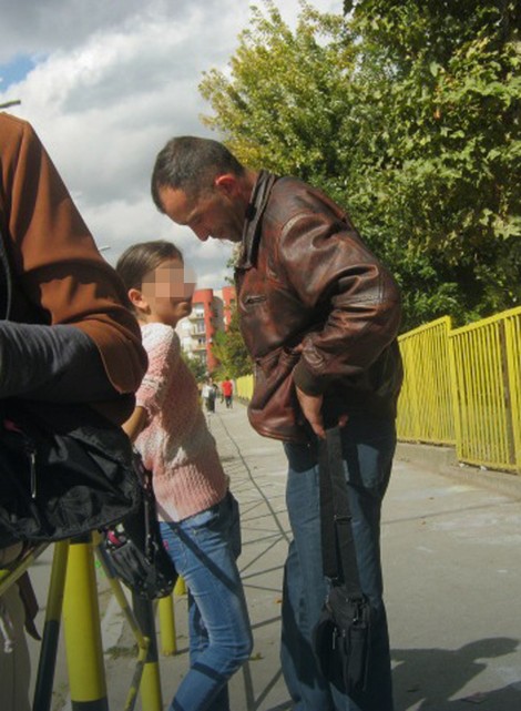 Nenad Stevanović sa devojčicom (13) ispred škole u Vranju naočigled prolaznika