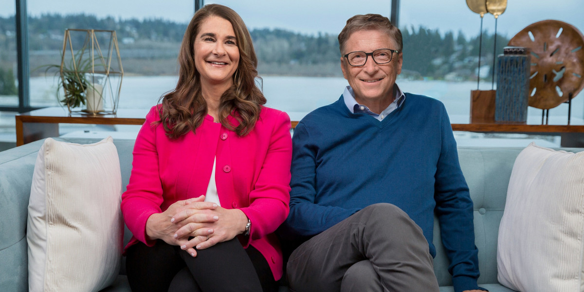 Melinda i Bill Gates, którzy stoją na czele największej fundacji świata, włączają się w pomoc regionowi, w którym zidentyfikowano już kilkadziesiąt zarażonych osób, a kilkanaście zmarło. Twórca Microsoftu od lat ostrzega przed pandemią choroby grypopodobnej. W 2018 roku przedstawił nawet symulację, ile osób mogłaby uśmiercić taka nowa choroba. 