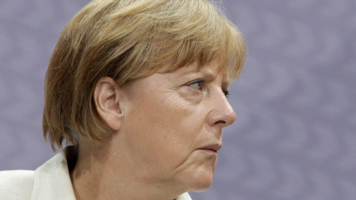 Liberalna polityka wobec uchodźców, w tym czasowe otwarcie niemieckiej granicy dla imigrantów z Syrii, spowodowała wyraźny spadek popularności kanclerz Angeli Merkel - wynika z najnowszych sondaży. "Der Spiegel" pisze, że Merkel znalazła się w defensywie.