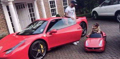 Piłkarz kupił Ferrari dla siebie i córki!