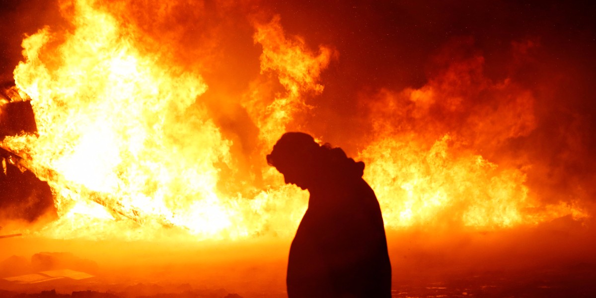 Stunning photos show Dakota pipeline protesters setting their tents on fire as deadline to leave passes