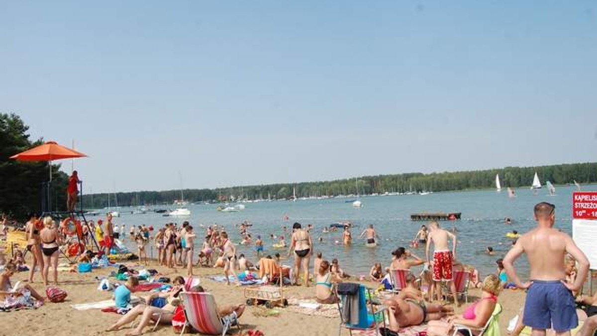 Tak wykazały badania, wykonane dzisiaj na zlecenie gminy. Kolejne badania wody planowane są we wtorek oraz 25 sierpnia. Na maszt już wciągnięto białą flagę.