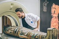 Wojciech Ejsmond z Warsaw Mummy Project podczas badania mumii tomografem komputerowym