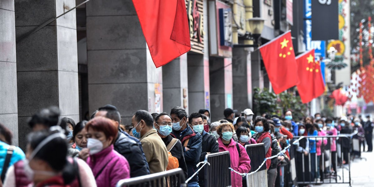 Mieszkańcu Guangzhou (Kantonu) w kolejce po maseczki. Miasto to leży niedaleko granicy Chin kontynentalnych i Hongkongu. 