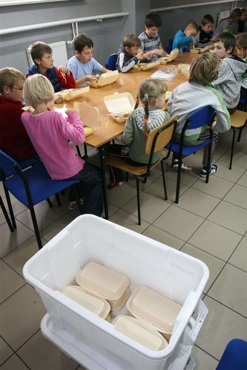 Absurd! Dzieci jedzą w piwnicy, bo dorośli się kłócą