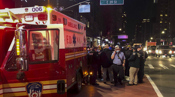 Mentőautó áll a baleset helyszínén New York-ban, miután egy autó a rasszizmus és a rendőri erőszak ellen tiltakozók közé hajtott /MTI/AP/David Martin