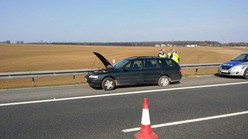 Wypadek na A4. W samochodzie pękła opona