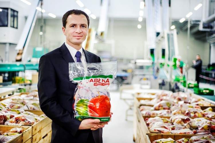 – W ciągu pięciu lat, czyli do 2013 r., udaje nam się kupić nowe maszyny do sortowania i pakowania o wydajności 7 ton na godzinę, czyli siedem razy większej, niż wynosiły pierwsze moce przerobowe spółki. Powstaje też magazyn do przechowywania towaru o powierzchni 2,5 tys. mkw., który niedawno został rozbudowany do 7 tys. mkw. – relacjonuje Sebastian Szymanowski. Źródło zdjęcia: Materiały prasowe Grupy Producentów Owoców Galster