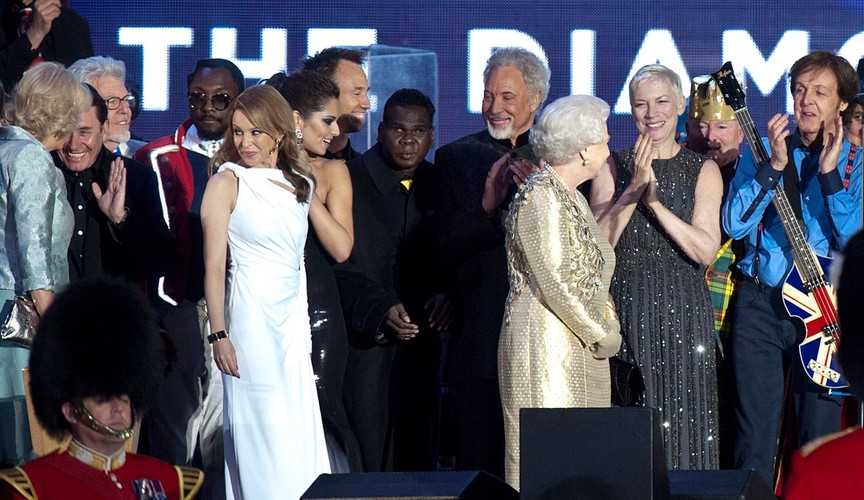 Elżbieta II, rodzina królewska i gwiazdy koncertu jubileuszowego