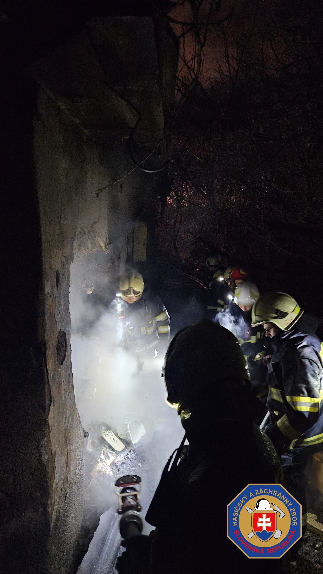 Pri požiari rodinného domu v Banskej Štiavnici zomrel jeden človek. 