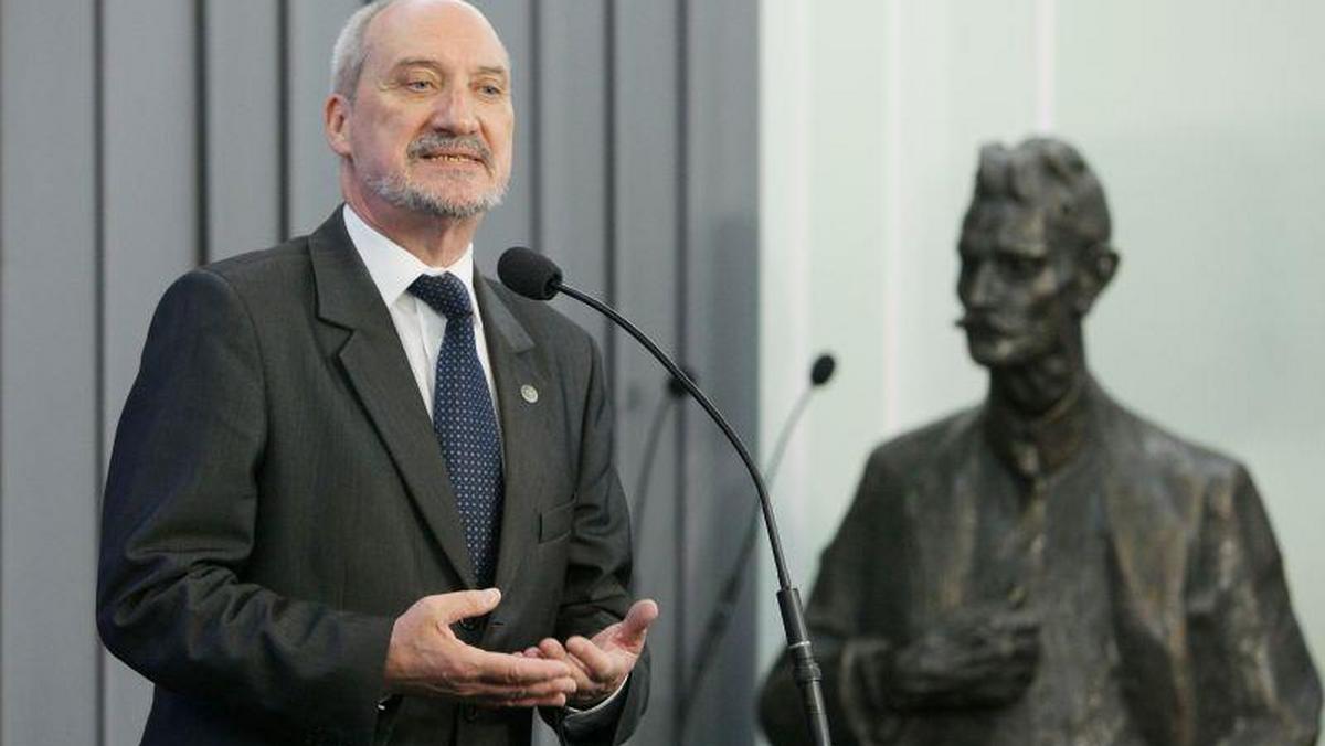 macierewicz pomnik w tle