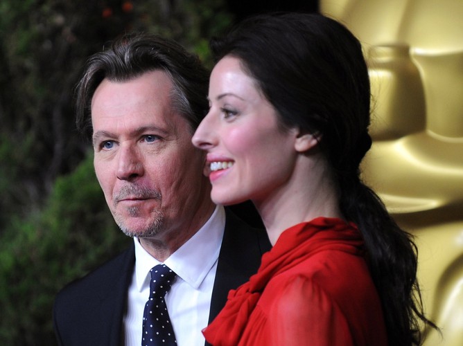 Nominowany za pierwszoplanową rolę w 'Szpiegu' Gary Oldman z żoną Alexandrą Edenborough