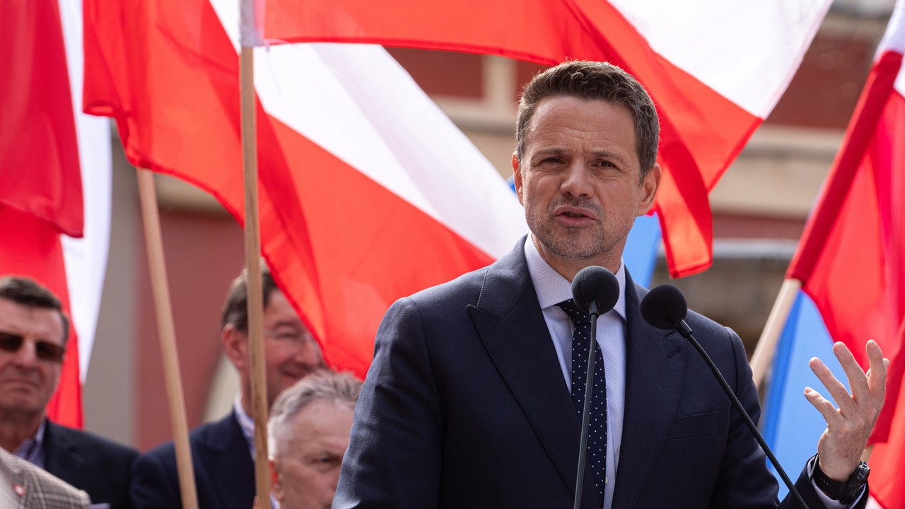 "Stan Wyjątkowy". Sztab Trzaskowskiego wietrzy spisek. Morawiecki knuje z Obajtkiem. Milionerzy płacą na kampanię