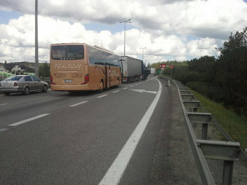 Kraksa na obwodnicy. Autokar uderzył w tira