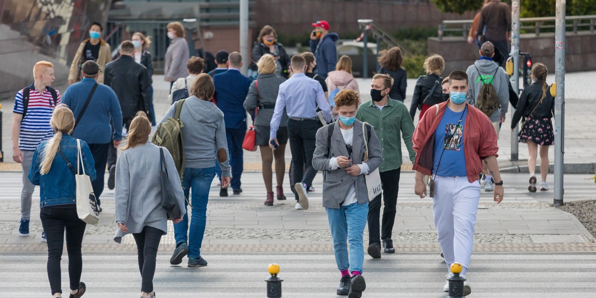 Są już kraje, które znów zamroziły kontakty i gospodarkę. Zestawienie dostępnych danych o skutkach drugiej fali zachorowań na razie pozwala zakładać dużo niższy koszt gospodarczy niż przy wiosennym lockdownie – oceniają ekonomiści PKO BP.