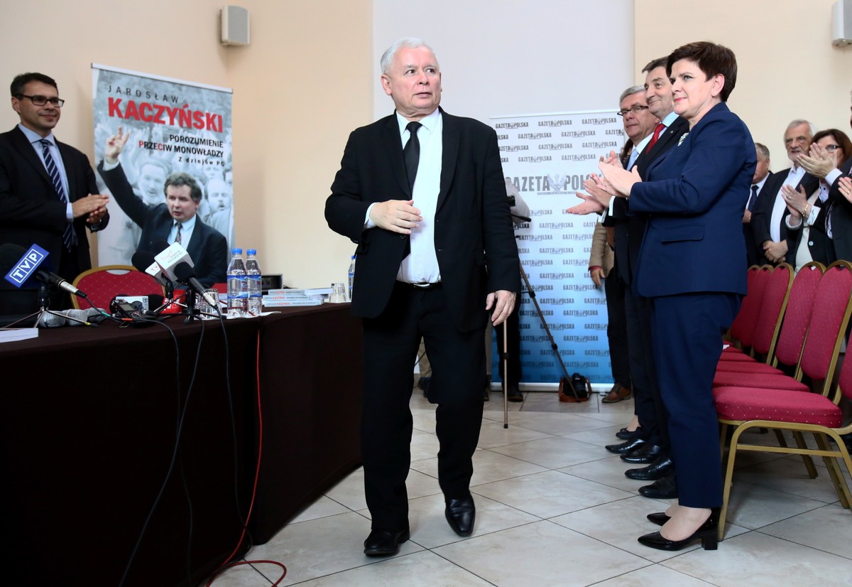 Jarosław Kaczyński na spotkaniu autorskim z czytelnikami, po lewej premier Beata Szydło