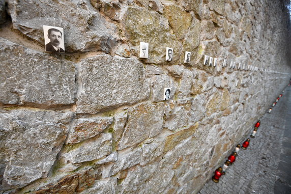 Uroczystość złożenia wieńców przed ścianą straceń w byłym więzieniu kieleckim