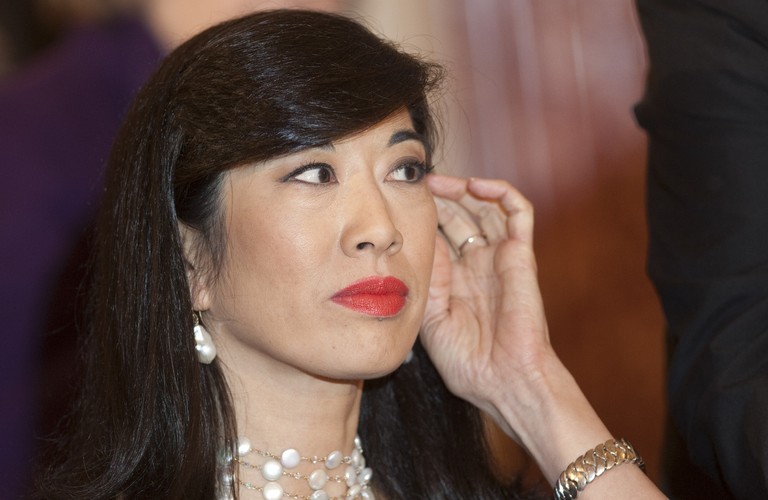 3. Andrea Jung: chociaż jako dyrektor zarządzająca firmy Avon ustąpiła już w kwietniu, to w zarządzie spółki zasiadała do końca roku. Od 2004 roku wartość rynkowa jej firmy spadła z 21 mld do 6 mld dolarów. Co więcej, Avon był zmuszony przeznaczyć 300 mln dolarów na obsługę prawną związaną z zarzutami o korupcję. Jung nie udało się zaradzić licznym problemom firmy, przez co została uwzględniona w rankingu.

Fot. Bloomberg