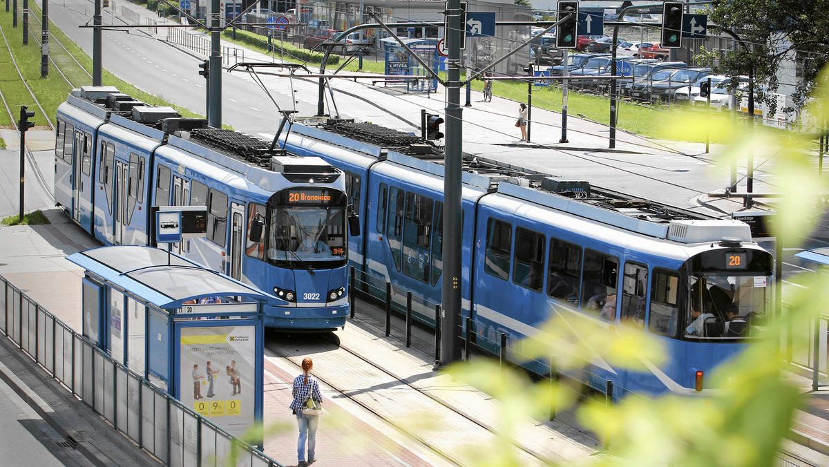 Zdaniem kierowców miejskiej komunikacji, prowadzący samochody osobowe coraz częściej wymuszają pierwszeństwo przed autobusami i tramwajami. Na kiepski komfort pasażerów wpływ mają też inne czynniki.