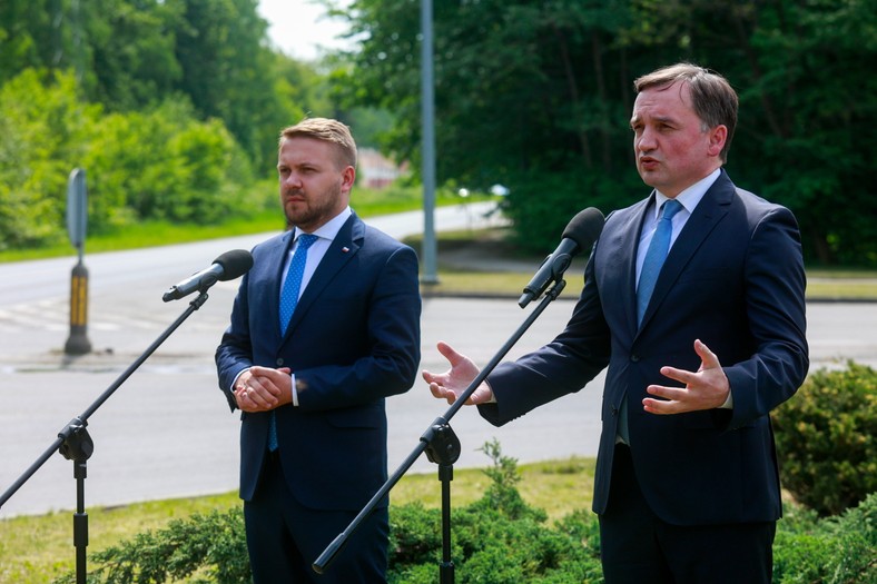 Minister sprawiedliwości, prokurator generalny Zbigniew Ziobro i polityk Solidarnej Polski, wiceminister klimatu i środowiska Jacek Ozdoba