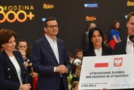 Mateusz Morawiecki, Marlena Maląg, prezydent Otwocka Jarosław Margielski i Anita Czerwińska na obchodach Międzynarodowego Dnia Rodzin. Otwock, 15 maja 2023 r.