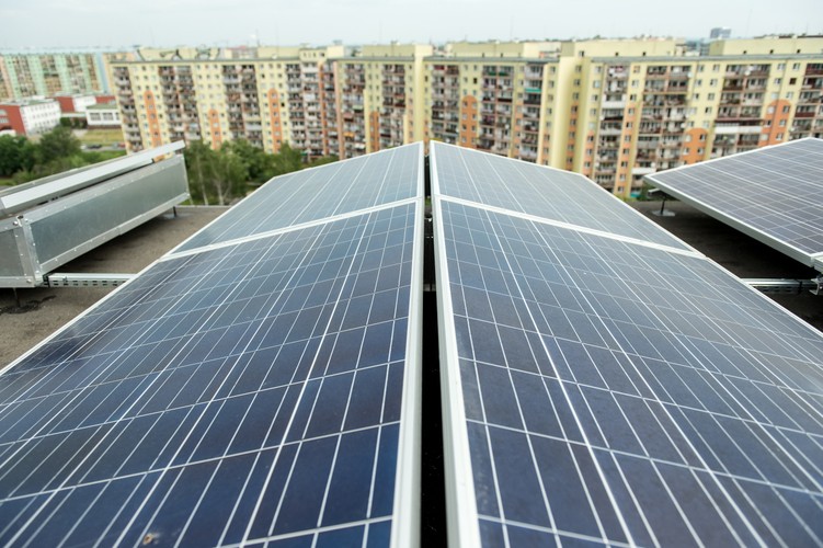 Wrocławscy spółdzielcy planują uruchomić wkrótce kolejne 13 instalacji. Łączna moc instalacji fotowoltaicznych ma wynieść 454 kW. Nowe inwestycje powstaną w ramach ogólnopolskiego programu PROSUMENT.

<br><br> fot. (mk/mr) PAP/Maciej Kulczyński