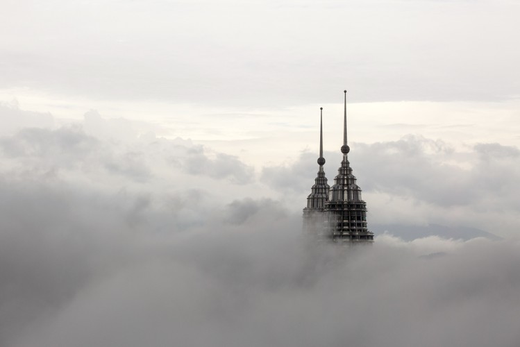 Otoczone przez chmury szczyty bliźniaczych wieży Petronas Towers w Kuala Lumpur w Malezji. W 2014 roku PKB tego kraju ma wzrosnąć o 4-5 proc. W ciągu sześciu lat Malezja chce awansować do grona państw rozwiniętych.