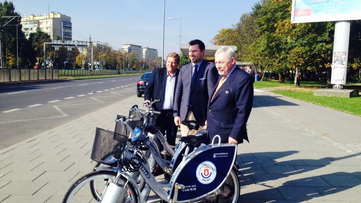 - KMKBike sprawdził się. Stąd decyzja o rozbudowie tego systemu. Z nowych stacji będą mogli korzystać mieszkańcy Nowej Huty – mówił prezydent Krakowa Jacek Majchrowski, który wizytował jedną z nowohuckich wypożyczalni.