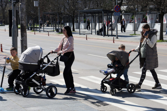 (FOTO) Roditelji previše zaposleni, a deca u vrtiće: Prosečna porodica u Srpskoj bori se svakodnevnim problemima
