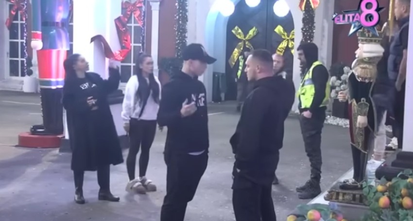 Aleksandra Nikolić u klinču sa Milenom Kačavendom