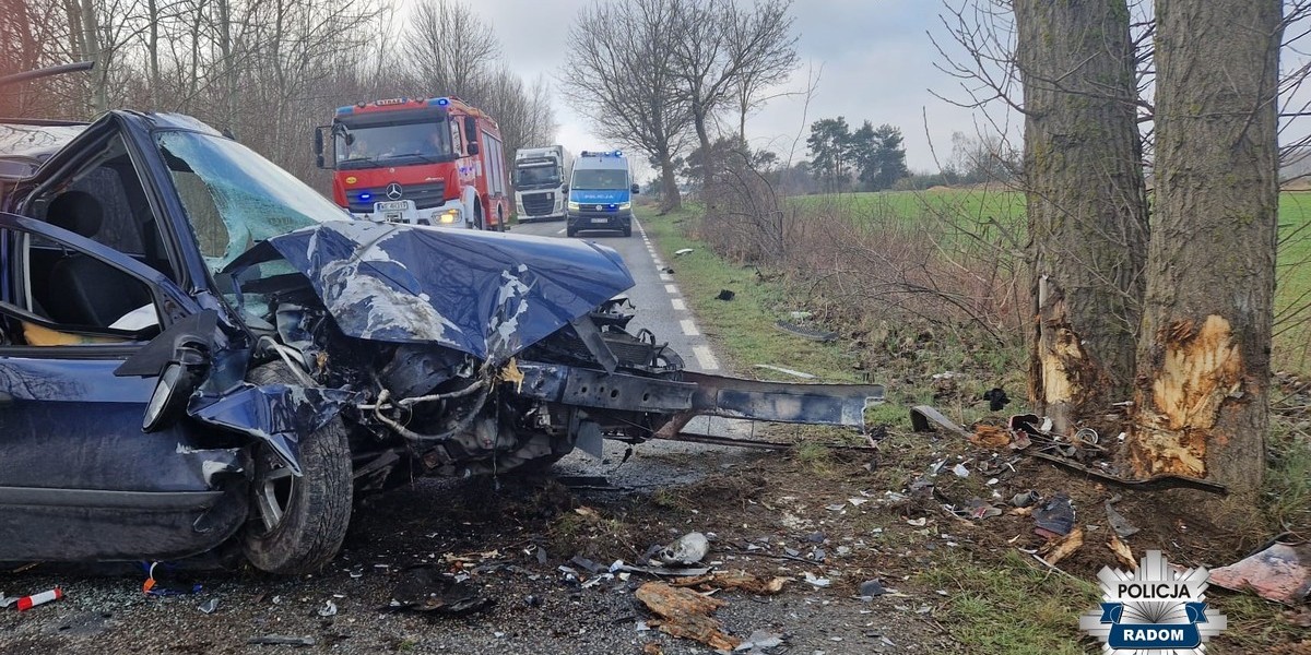 Radom: Tragiczne efekty pośpiechu. 52-letni kierowca rozbił się na drzewie.