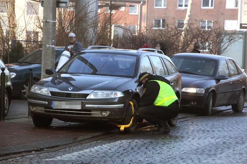 STRAZ MIEJSKA GDANSK ZAPARKOWALA NA PRZYSTANKU AUTOBUSOWYM