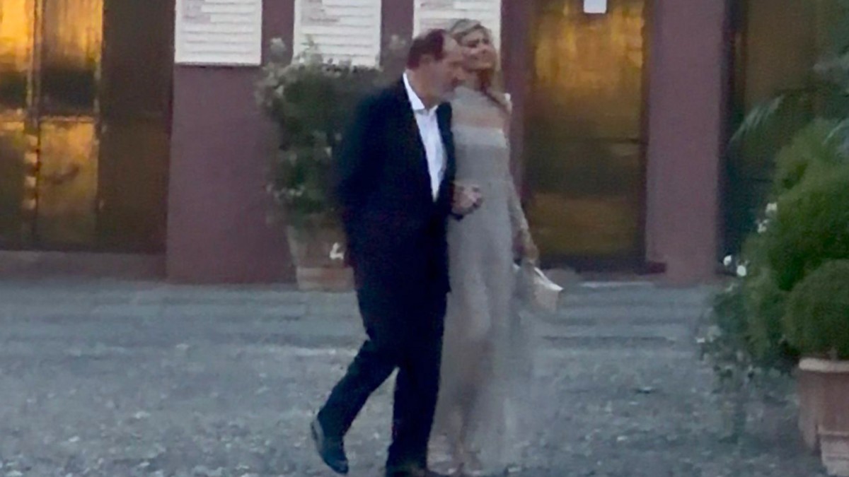 PRVE SLIKE SA SVADBE MELINE DŽINOVIĆ Mladenci stigli na jahti od 10.000.000 evra: Milioner u elegantnom odelu, ona promenila tri venčanice