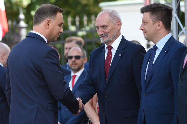 Prezydent Andrzej Duda, minister obrony Antoni Macierewicz oraz wiceminister obrony Michał Dworczyk