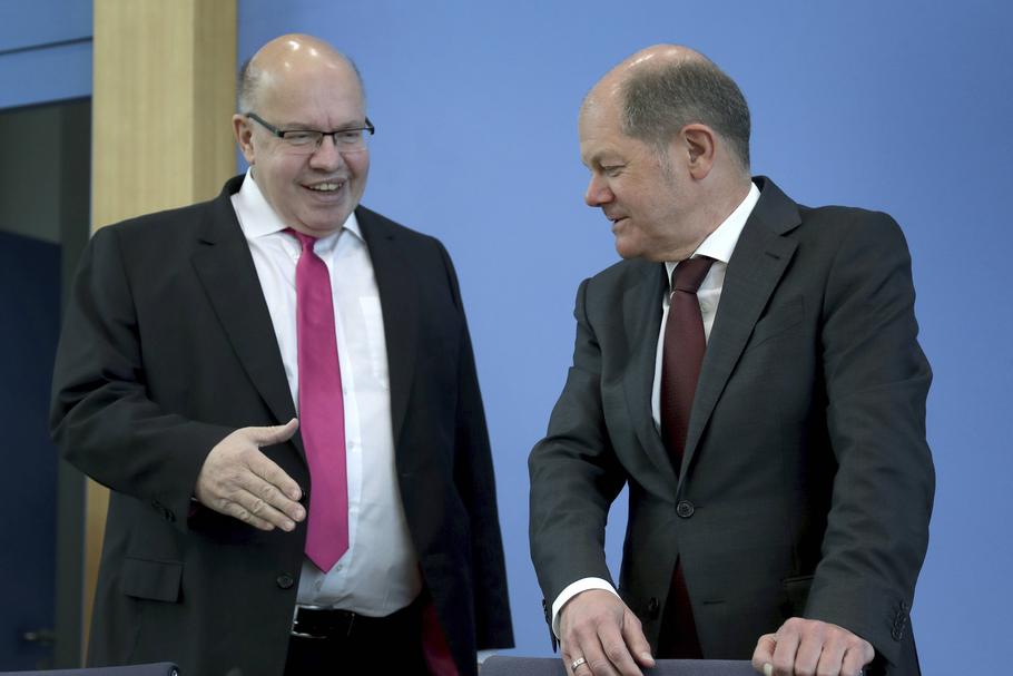 Peter Altmaier, minister gospodarki oraz Olaf Scholz, wicekanclerz i minister finansów Niemiec po ogłoszeniu programu, który ma pomóc zniwelować skutki epidemii koronawirusa. Berlin, 23 marca 2020 r.