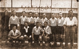 Campionatul pe echipe Tăbăcării din 1931. Carol Bazork, primul din stânga, în rândul din față