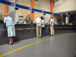 "Wnioski giną, interesanci coraz bardziej nerwowi". Problemy z e-rewolucją