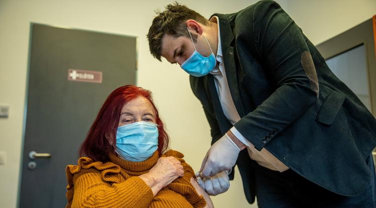 Bakos Attila háziorvos beolt egy idős nőt a Pfizer-BioNtech koronavírus elleni vakcina második adagjával a székkutasi egészségházban 2021. március 4-én