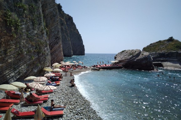Turisti u šoku zbog cena u Crnoj Gori: Miloš iz Kragujevca zanemeo kada mu je stigao račun u restoranu, letovanje ide i do 3.500 evra!