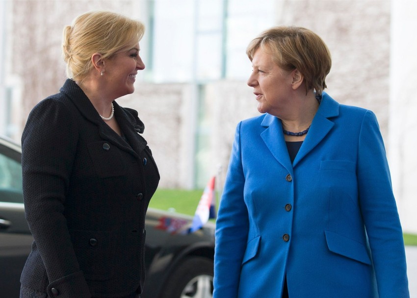Sa lepim opominjem: Kolinda Grabar Kitarović i Angela Merkel u Berlinu