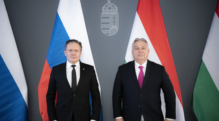 A Miniszterelnöki Sajtóiroda által közreadott képen Orbán Viktor miniszterelnök (j) fogadja Alekszej Lihacsovot, a Roszatom orosz állami atomenergetikai konszern vezérigazgatóját (b) a Karmelita kolostorban .MTI/Benko Vivien Cher