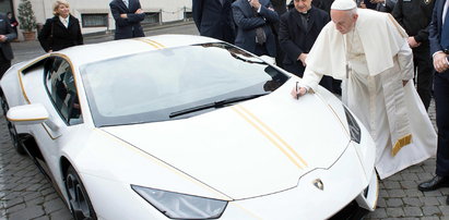 Szok! Papież sprzedaje Lamborghini!